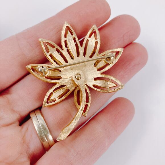 VTG Mid Century Avon Gold Tone Lotus Flower Brooch Pin Openwork Floral Design - Picture 3 of 4